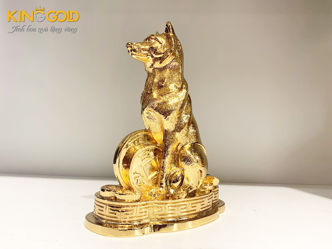 Tượng con chó bằng đồng mạ vàng biểu tượng cho sự trung thành